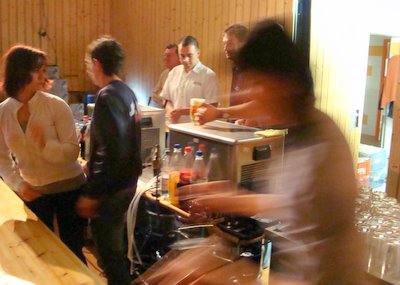 Flink und freundlich - die Helfer vom Markersdorfer Jugendclub Conti und aus der Gemeindeverwaltung hatten gro�en Anteil am gelungenen Neujahrsempfang der Gemeinde und des Unternehmerverbandes Markersdorf. Fotos: BeierMedia.de