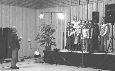 Sch�lerinnen  und Sch�ler der Grundschule Markersdorf<br>bei der Premiere des neuen Schulliedes. | Foto: Th. Knack
